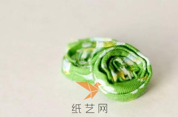 Tutorial on making simple and beautiful fabric rose hairpins for Children’s Day gifts