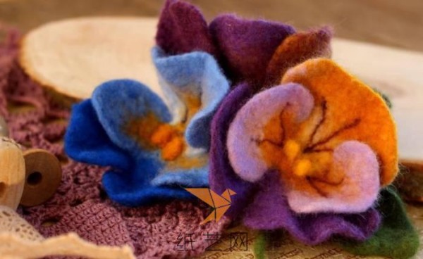 Tutorial for making a beautiful wool felt pansy New Year’s decoration