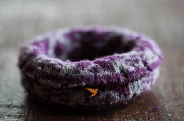 Tutorial on how to transform old woolen socks into simple bracelets