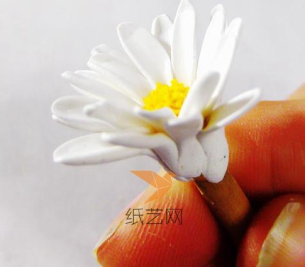 A fresh tutorial on how to make a daisy ring from clay