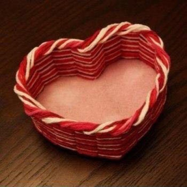 Storage basket weaving DIY creative handwork teaches you how to make a heart-shaped storage basket weaving tutorial illustration