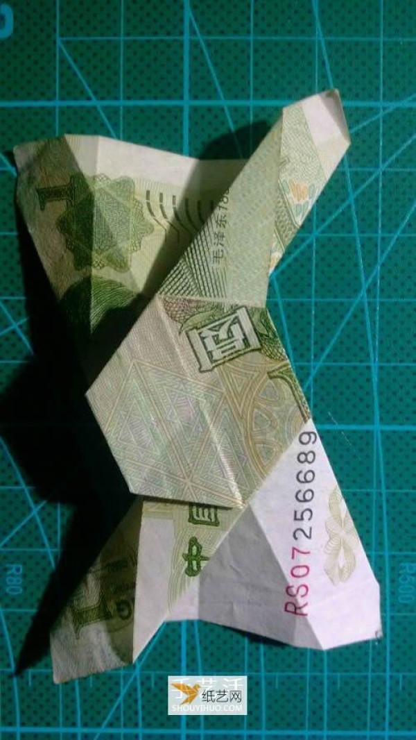 Illustration of how to fold a hexagonal badge using one-yuan banknotes