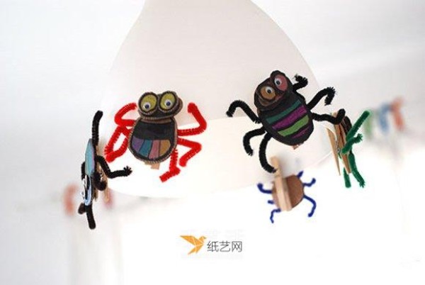 Easy way for kindergarteners to make Halloween spiders using cardboard