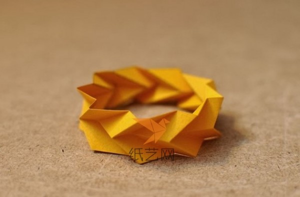 Illustrated tutorial for making an origami bracelet