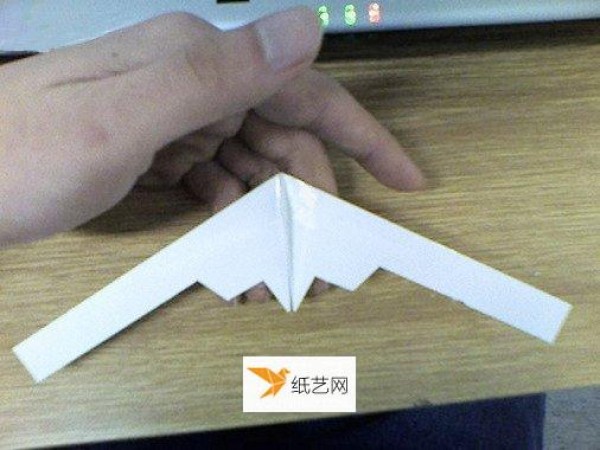 Illustration of the folding method of the B-2 stealth bomber