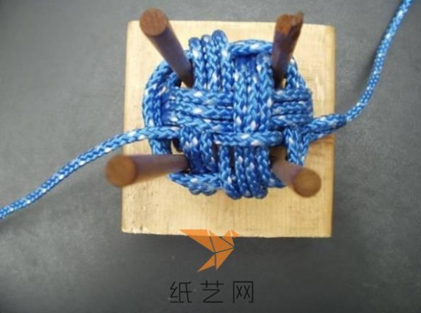 A very mysterious little ball knitting tutorial for making Valentine’s Day gifts