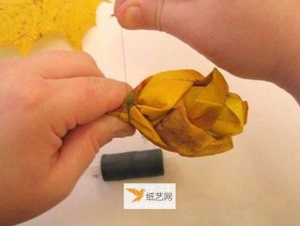 How to make rose buds by hand using maple leaves