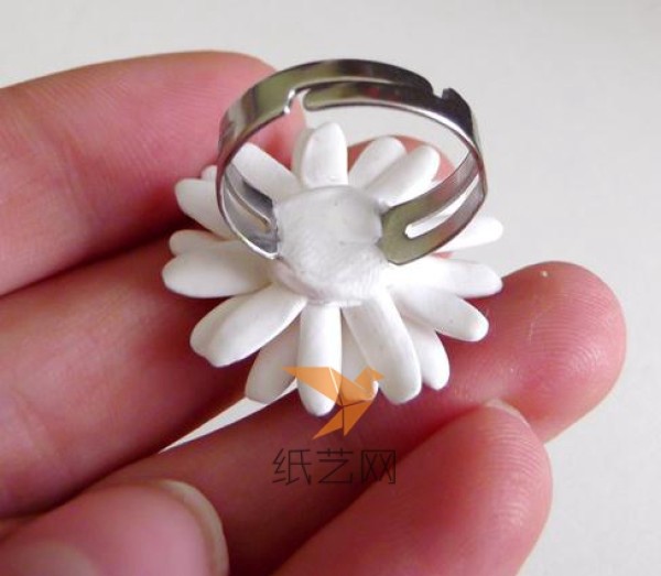 A fresh tutorial on how to make a daisy ring from clay