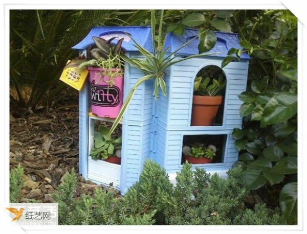 Use some old toys to handcraft a bakery flower pot stand in the garden