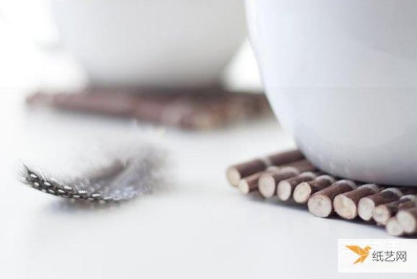 Use dead branches and waste to make simple and personalized handmade forest-style coasters