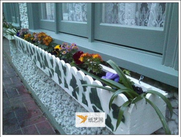 Illustrated tutorial on how to make your own window sill flower box