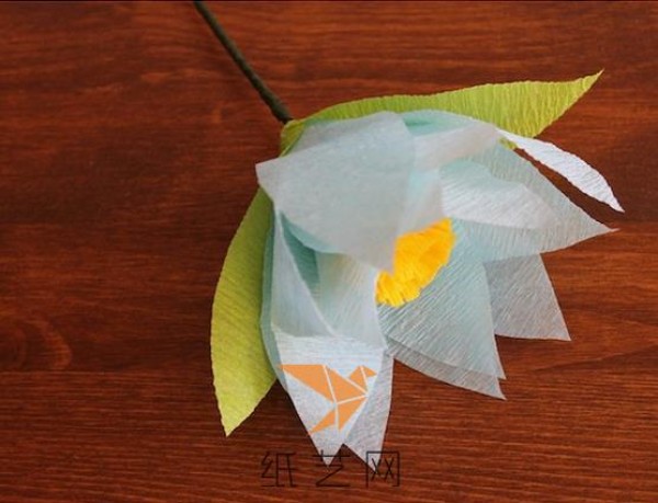 Tutorial on how to make paper flower decorations with a spring atmosphere