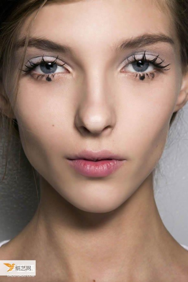 Create dramatic spider lashes in just 3 steps