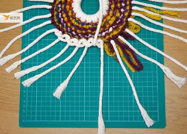 Tie a few knots in the rope and you’ll have a beautiful decoration! Detailed tutorial on rope crafting