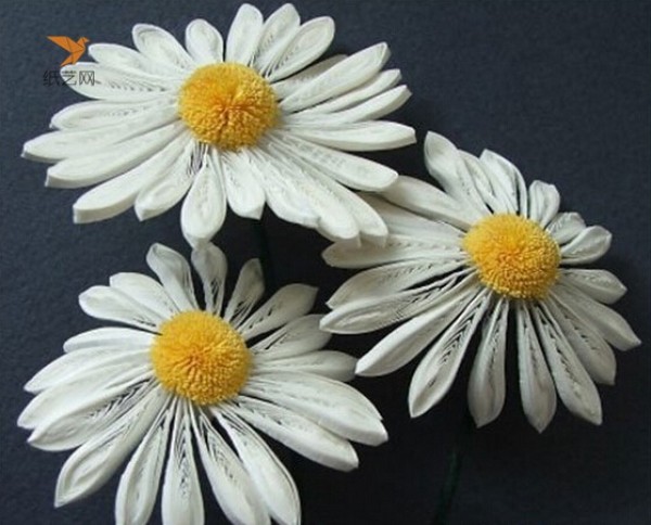 Tutorial on how to use quilling paper to make small fresh daisies