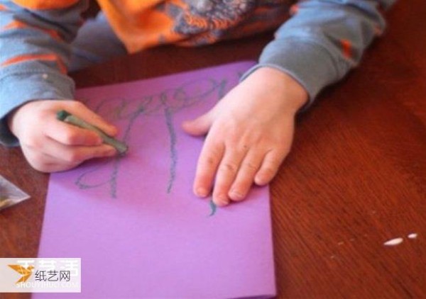 Picture of how kindergarten children make handmade Mothers Day greeting cards