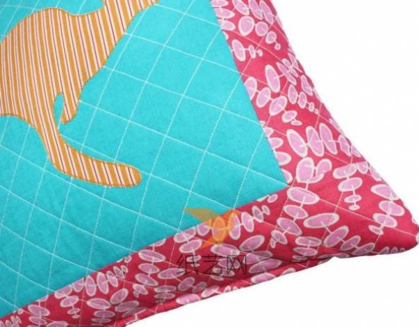 Tutorial on making beautiful handmade kangaroo pattern fabric pillowcases