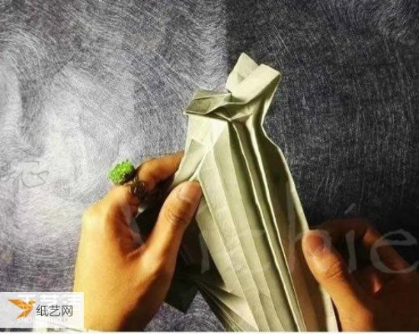 Illustrated tutorial on folding a Sansheng rose from a piece of paper