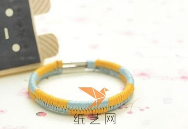 Beautiful two-color bracelet weaving tutorial