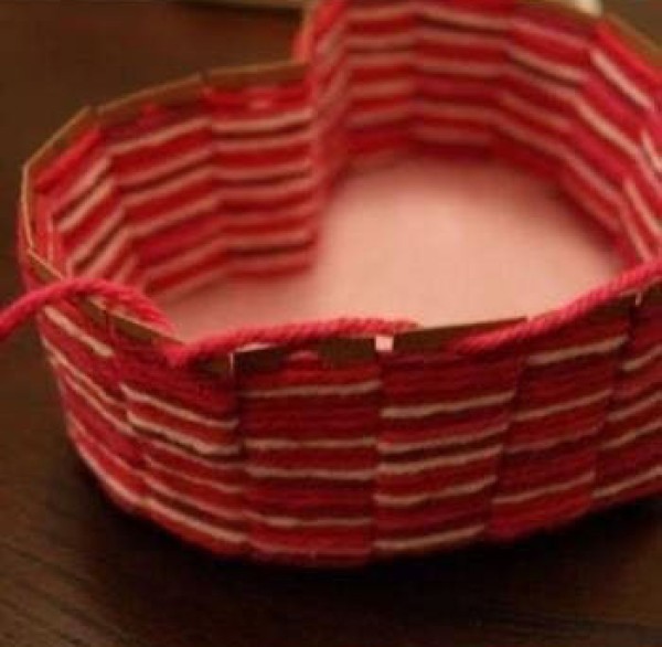 Storage basket weaving DIY creative handwork teaches you how to make a heart-shaped storage basket weaving tutorial illustration