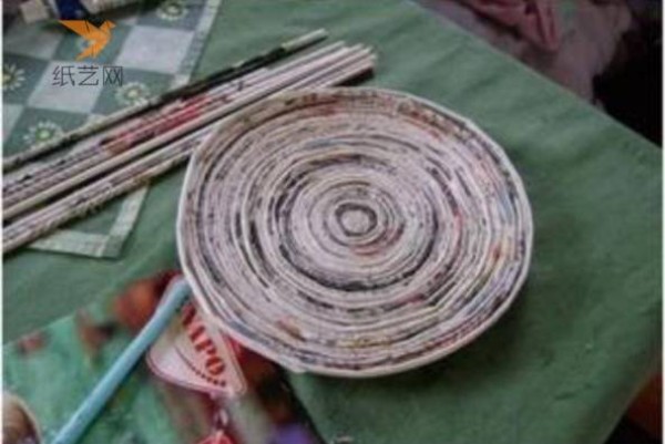 Tutorial on turning waste into treasure: an artistic fruit and vegetable plate made from old newspapers