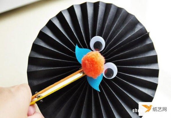 Illustrated tutorial on how to make a foldable paper fan with funny expressions