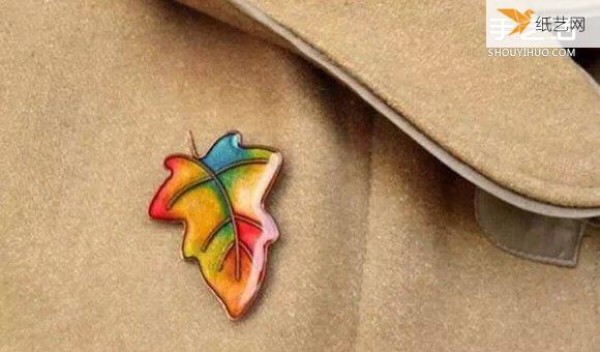 Illustrated tutorial on how to make a personalized and exquisite polymer clay leaf brooch