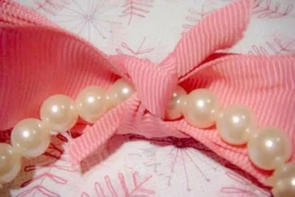 Make a cute bow wrist ornament for your baby