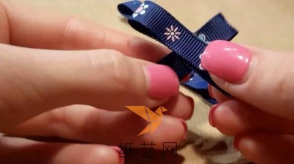 Tutorial on flower hair ties made from ribbons