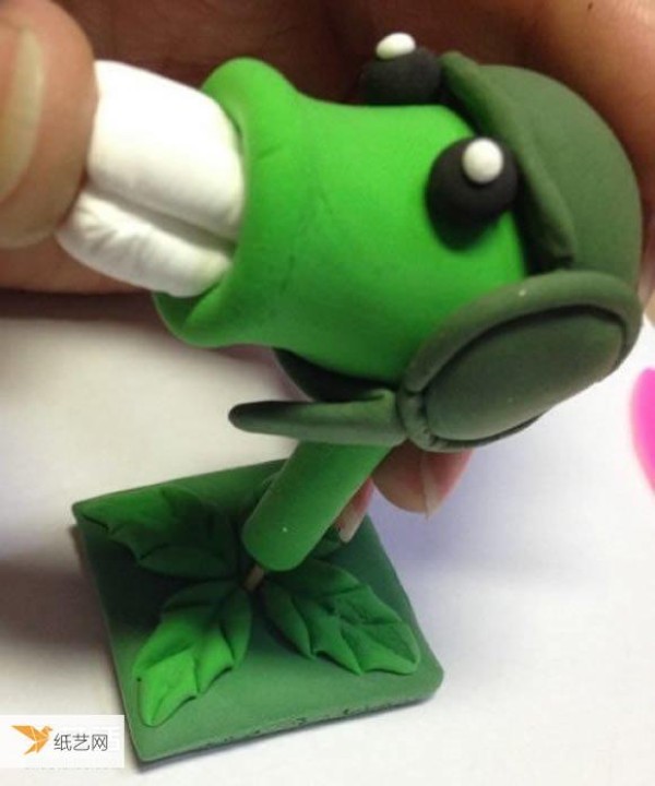 Find some illustrations of how to hand-make Machine Gun Pea from ultra-light clay in Plants vs. Zombies