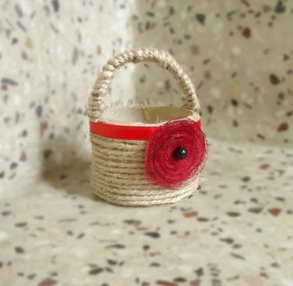 Tutorial on making cute little woven baskets from waste toilet paper tubes