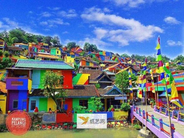 Don’t rush to demolish old towns. Indonesia’s “Rainbow Village” has become a brand new attraction.