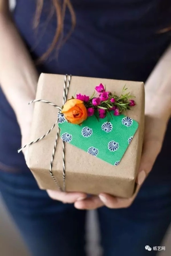 A collection of 13 simple gift wrapping tutorials!