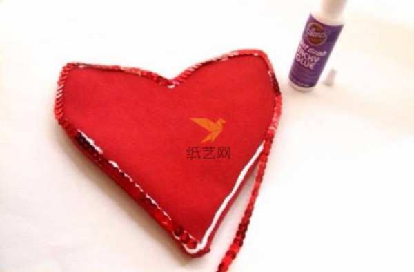 Tutorial on making a heart-shaped small satchel bag decorated with nonwoven beads