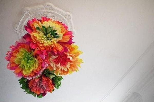 Tutorial for making a passionate crepe paper flower Christmas decoration