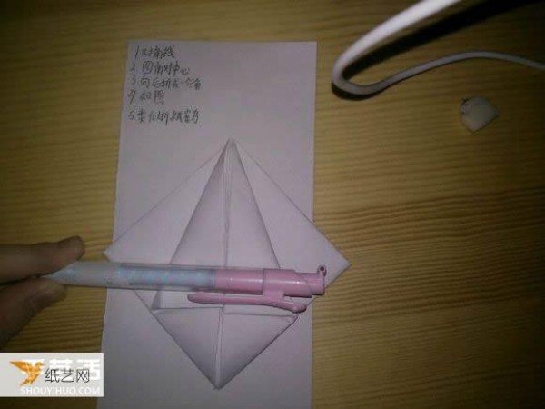 Step-by-step illustration of how to use origami to fold a cute grand piano