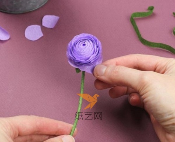 How to make delicate paper roses from crepe paper - DIY illustrated tutorial