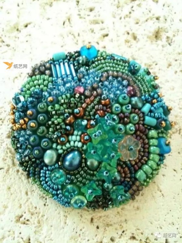 Super simple beaded brooch tutorial that you can make yourself