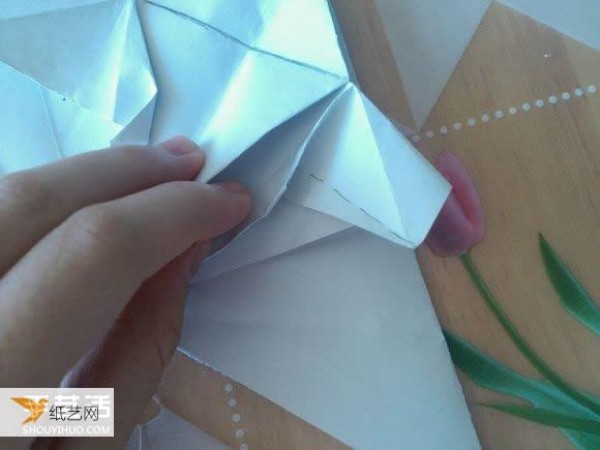 Step-by-step illustration of how to use origami to fold a cute grand piano