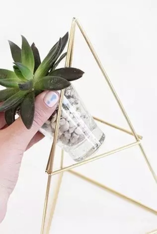 A few straws or metal pipes can make a succulent flower stand