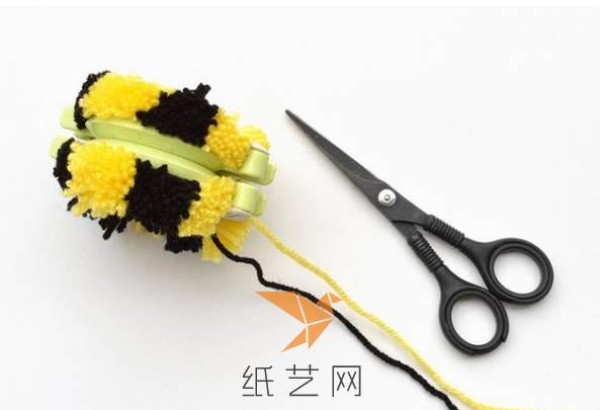 Cute handmade yarn ball bee tutorial