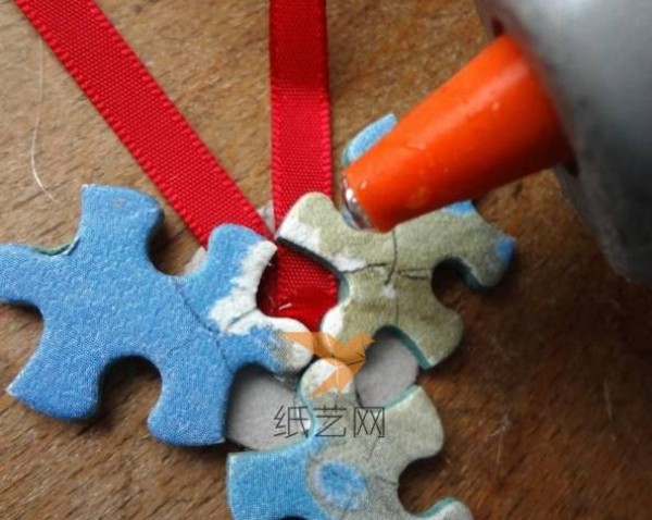 DIY Christmas tree decoration tutorial using puzzle pieces