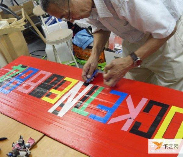 Tape can also be used to make signs. Japanese handicraft expert cuts and pastes to rejuvenate the body