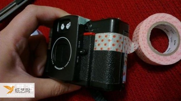 Renovate and renovate old cameras. How to use tape to transform a personalized camera.