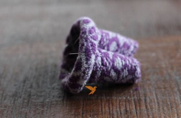 Tutorial on how to transform old woolen socks into simple bracelets