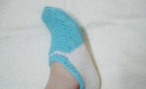 Woolen socks knitting is a must-have for home and leisure. Simple and easy to learn woolen socks knitting tutorial illustration.