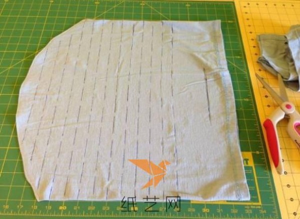 A simple tutorial on how to transform an old T-shirt into a practical mesh bag