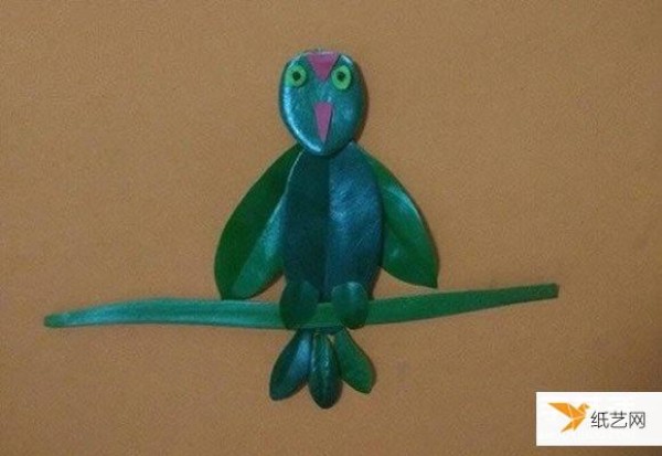 Use leaves to make very cute bird stickers step by step picture method