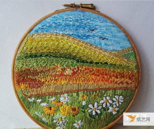 Pictures of hand-embroidered embroidery in the embroidery studio that intoxicate people with the blossoming patterns