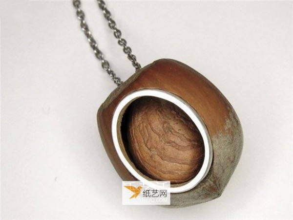 Handmade necklace pendant with storage function using nuts